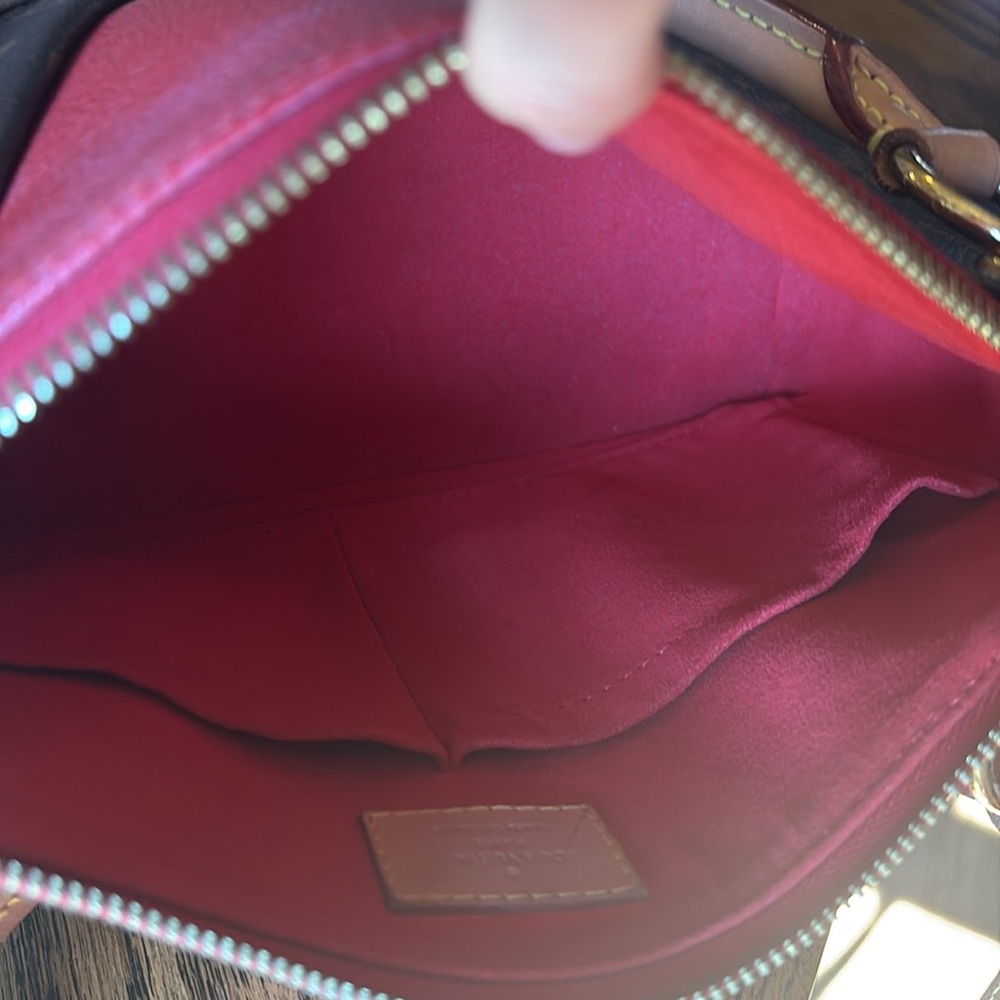 Louis Vuitton V Monogram - Picture 11 of 16
